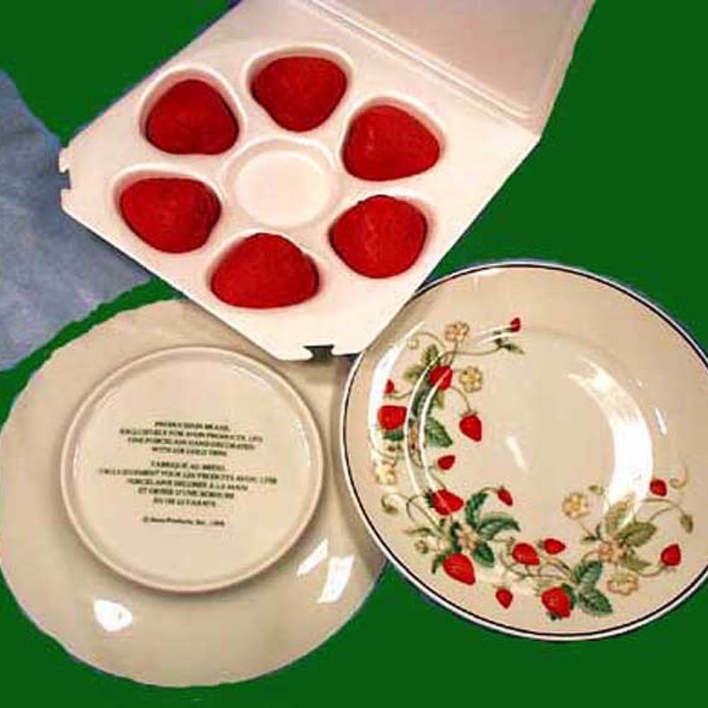 AVON 22K GOLD TRIM STRAWBERRY PLATE & 6 ORIGINAL STRAWBERRY SHAPED & SCENTED SOA